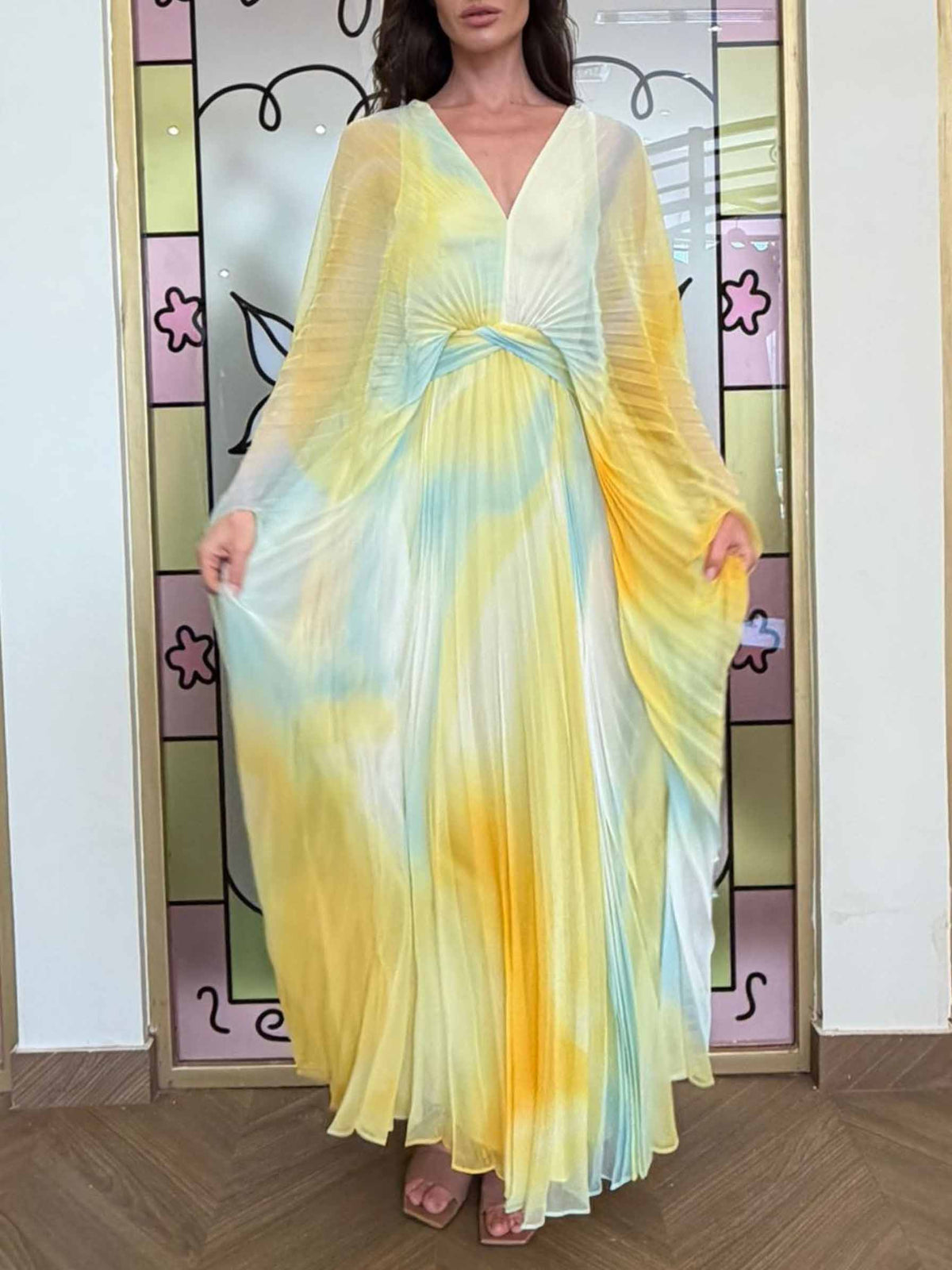 Elegant Gradient V-neck Flowing Pleated Maxi Dress