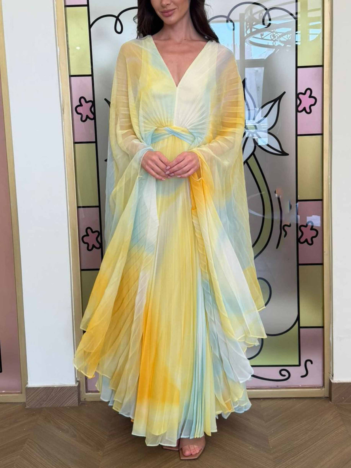 Elegant Gradient V-neck Flowing Pleated Maxi Dress