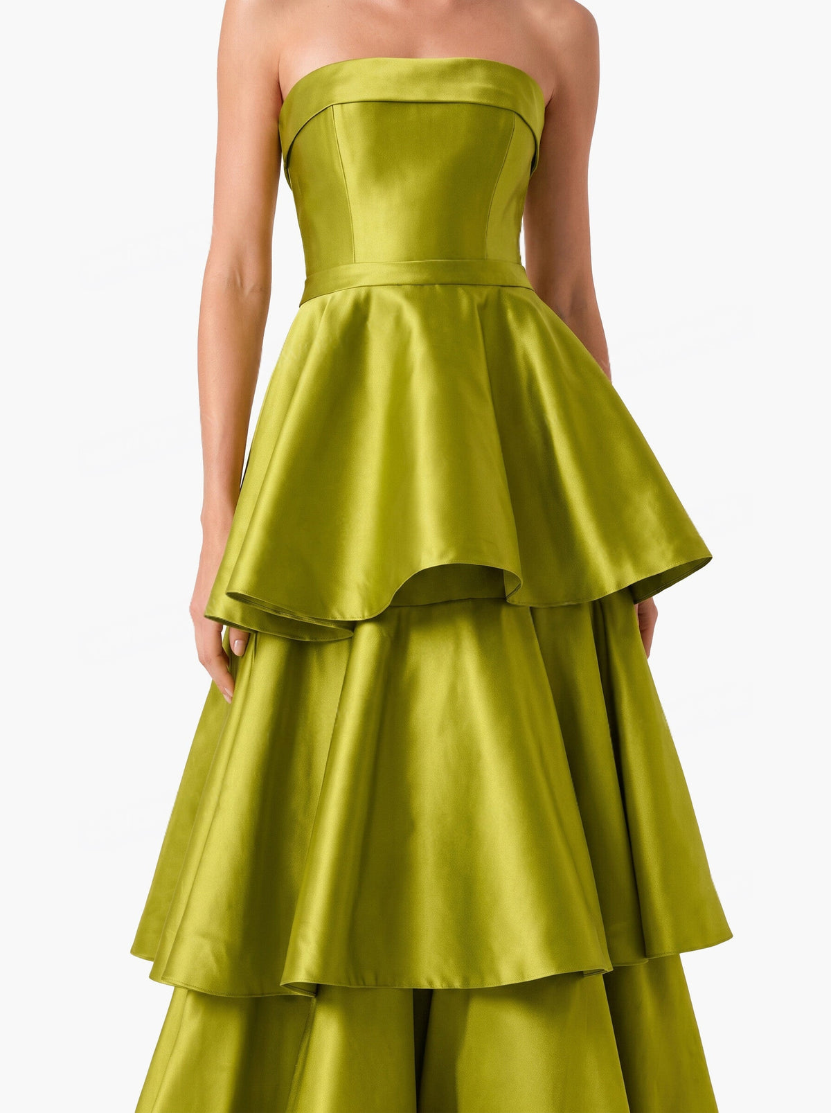 Vestido largo de satén escalonado sin tirantes para noche