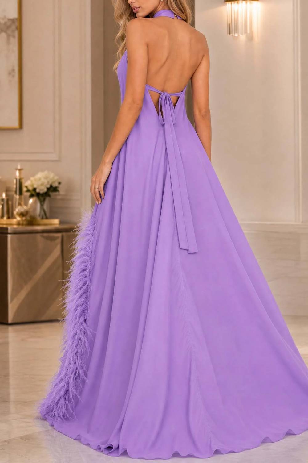 Langes Abendkleid mit Neckholder, Federsaum und hohem Beinschlitz