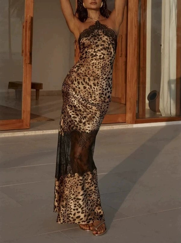 فستان طويل بقصة حورية البحر ضيق من الساتان بطبعة الفهد وياقة دانتيل