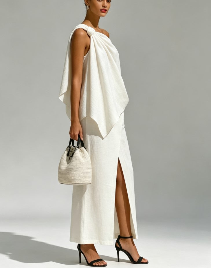 Ensemble deux pièces blanc composé d’un haut asymétrique irrégulier drapé, fendu, et d’une longue robe-pantalon à jambes larges