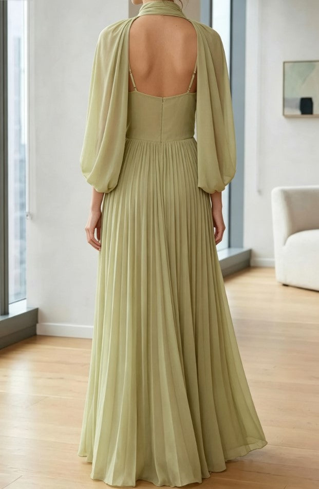 Hell-matschagrünes, hochgeschlossenes, plissiertes Maxikleid mit Cape für festliche Anlässe