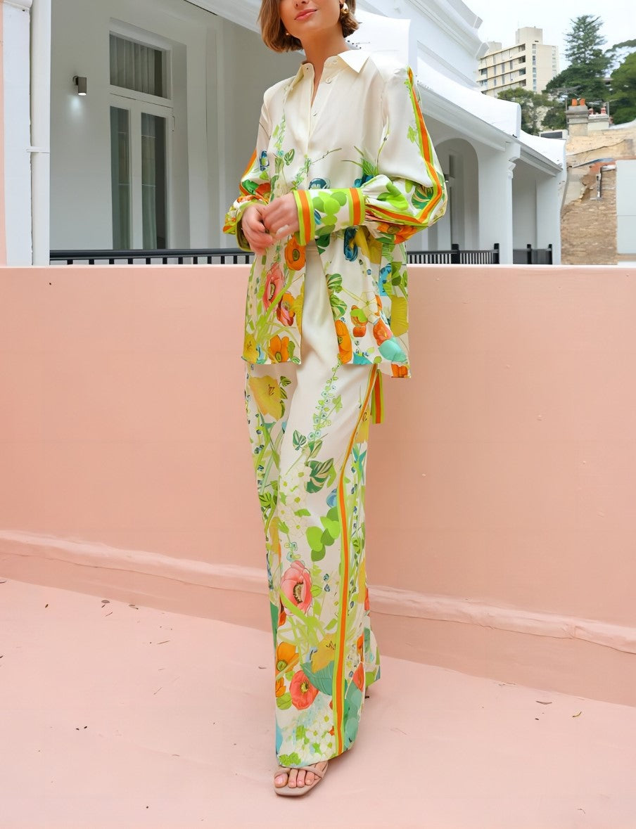 Ensemble deux pièces avec chemise satinée à imprimé floral vif et pantalon à jambes larges