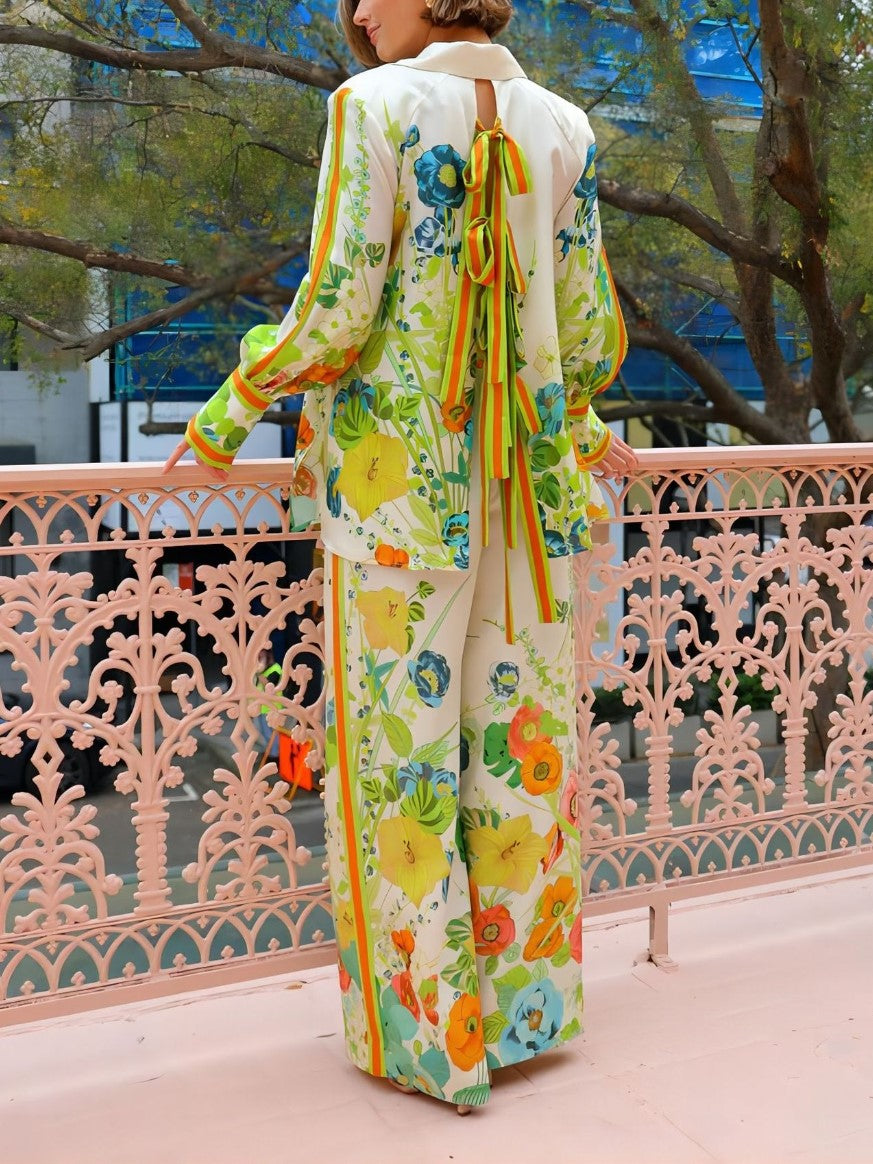 Ensemble deux pièces avec chemise satinée à imprimé floral vif et pantalon à jambes larges