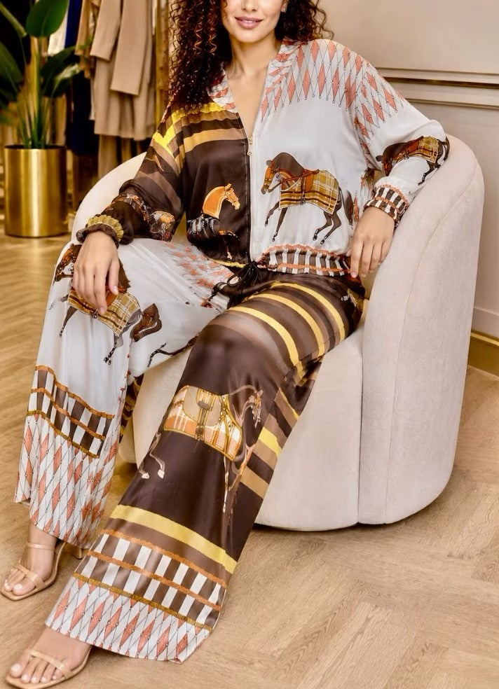 طقم نسائي أنيق من الساتان مكون من قطعتين: بلوزة بأكمام طويلة بسحاب وبنطلون واسع الساق بطبعة حصان