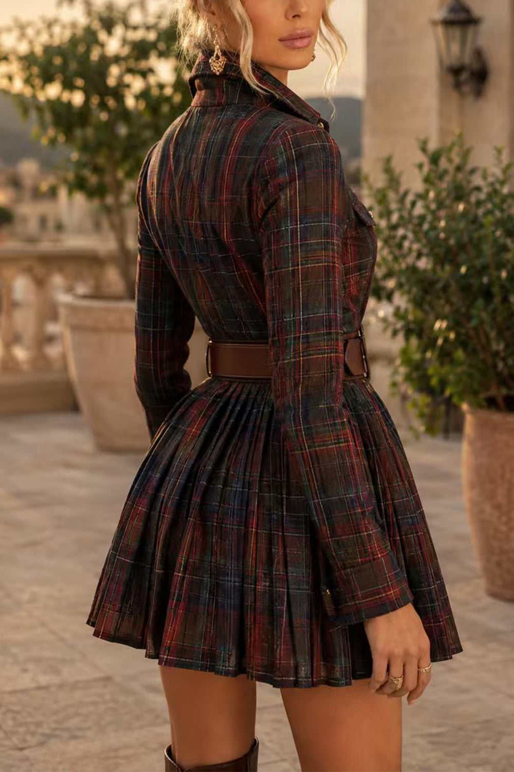 Vestido mini-camisa feminino de outono com gola, padrão axadrezado, manga comprida, botões, pregas e corte curto