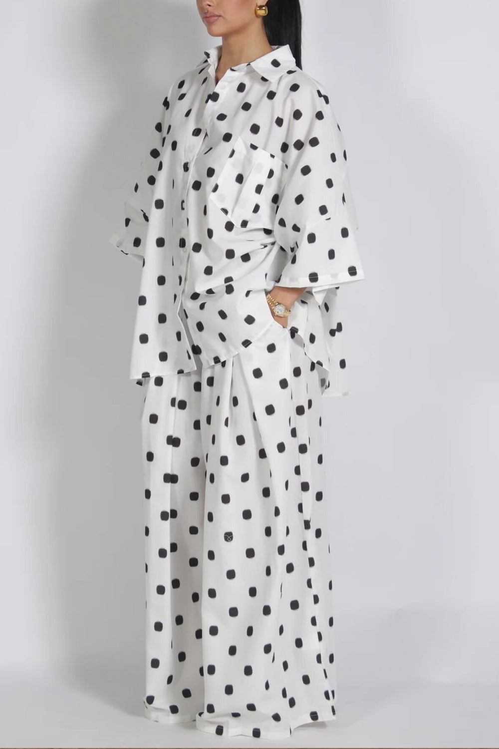 Zweiteiliges Set aus lockerem Polka-Dot-Shirt und Hose mit weitem Bein