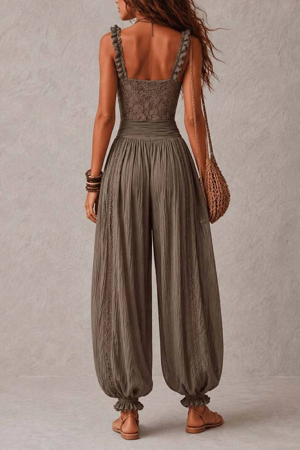 جمبسوت بتصميم حريمي بقصة بوهو من الدانتيل وبأشرطة كشكشة ورباط خصر