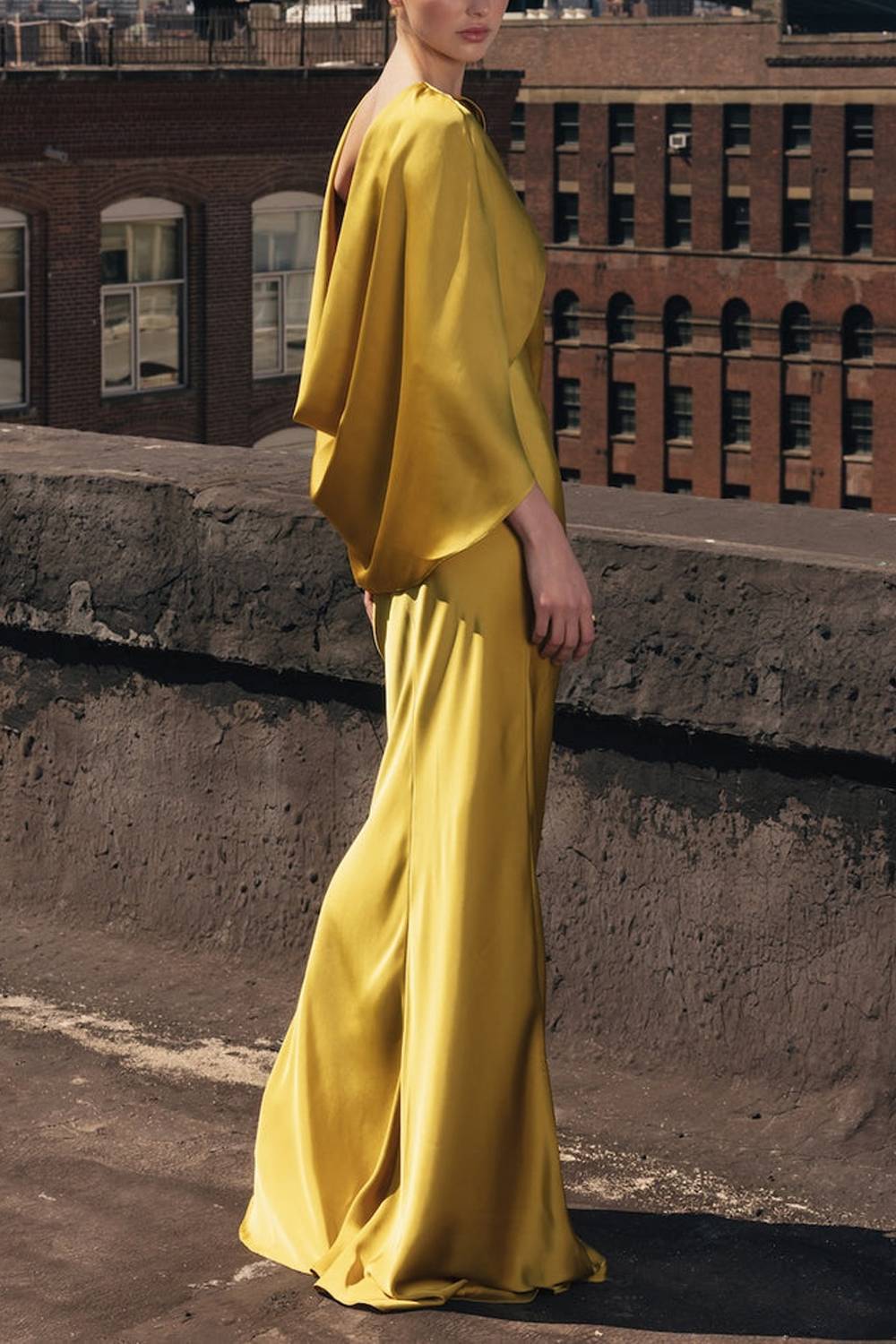 Robe de soirée maxi en satin à manches cape et coupe sirène