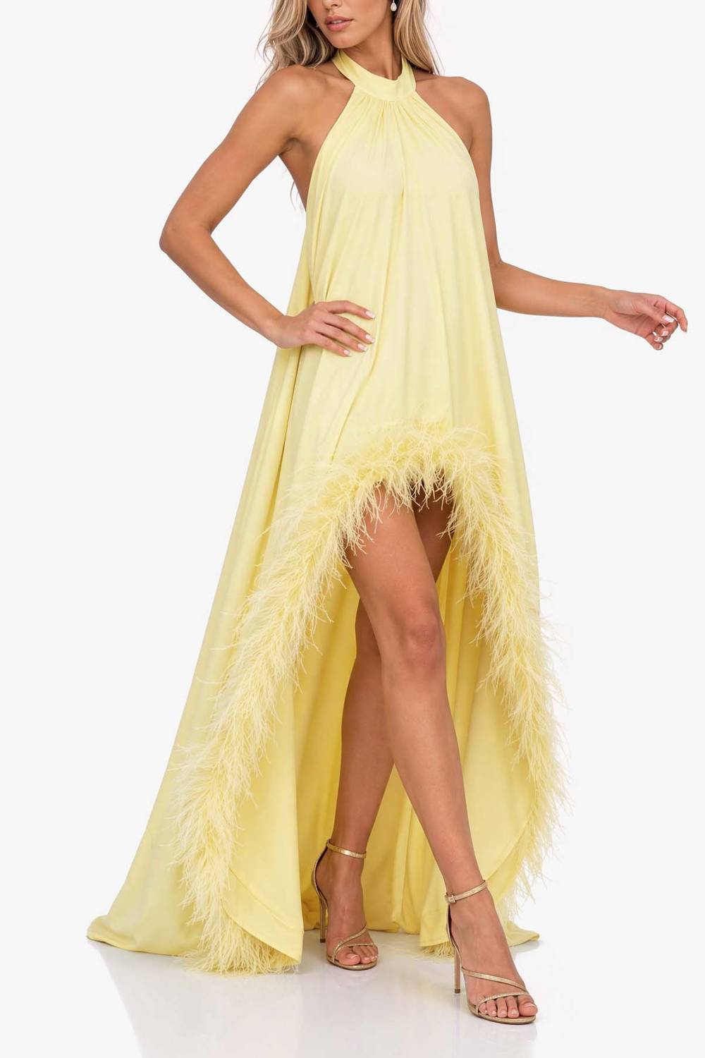 Langes Abendkleid mit Neckholder, Federsaum und hohem Beinschlitz