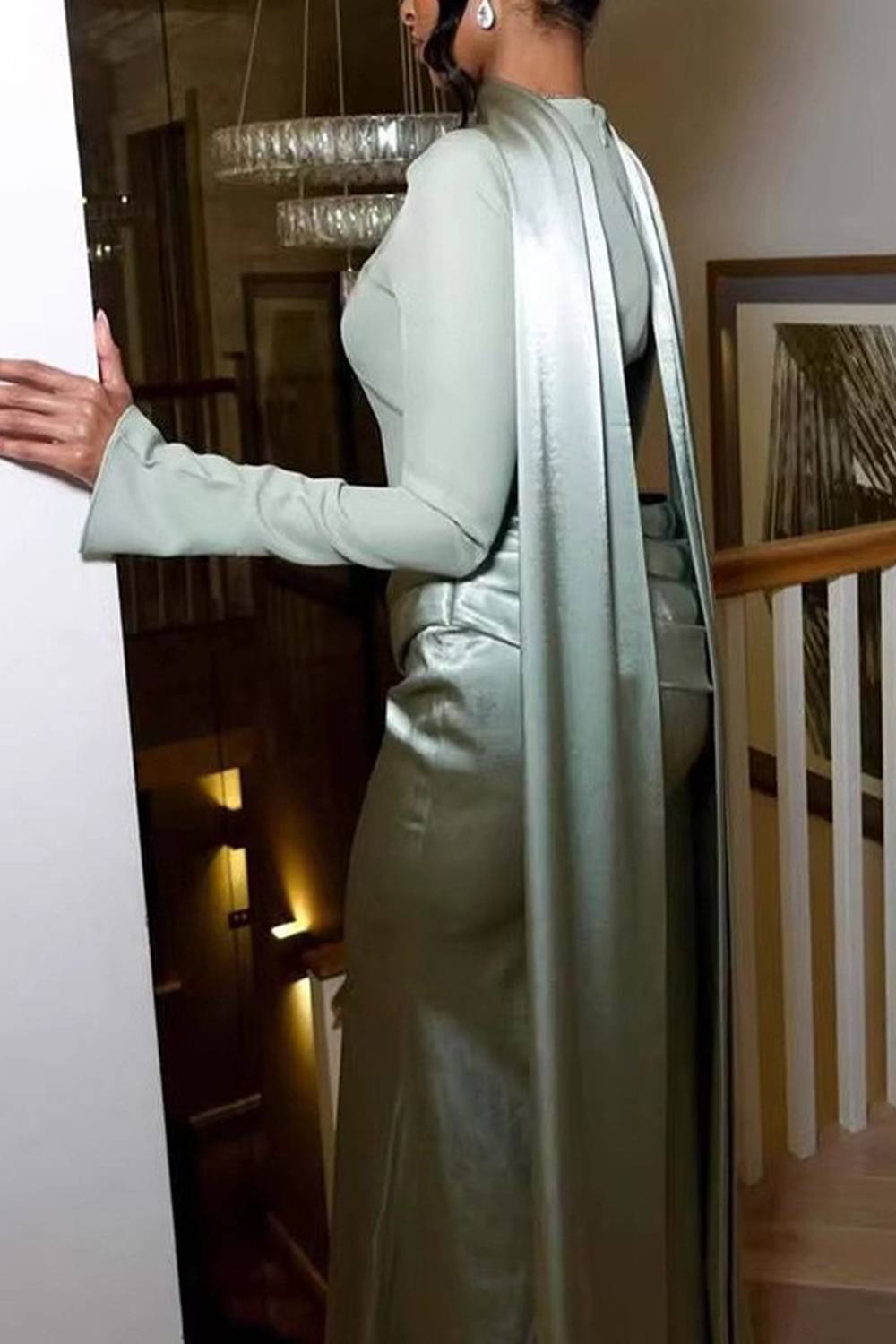 Sukienka maxi do ziemi z półgolfem, długim rękawem i drapowaną talią