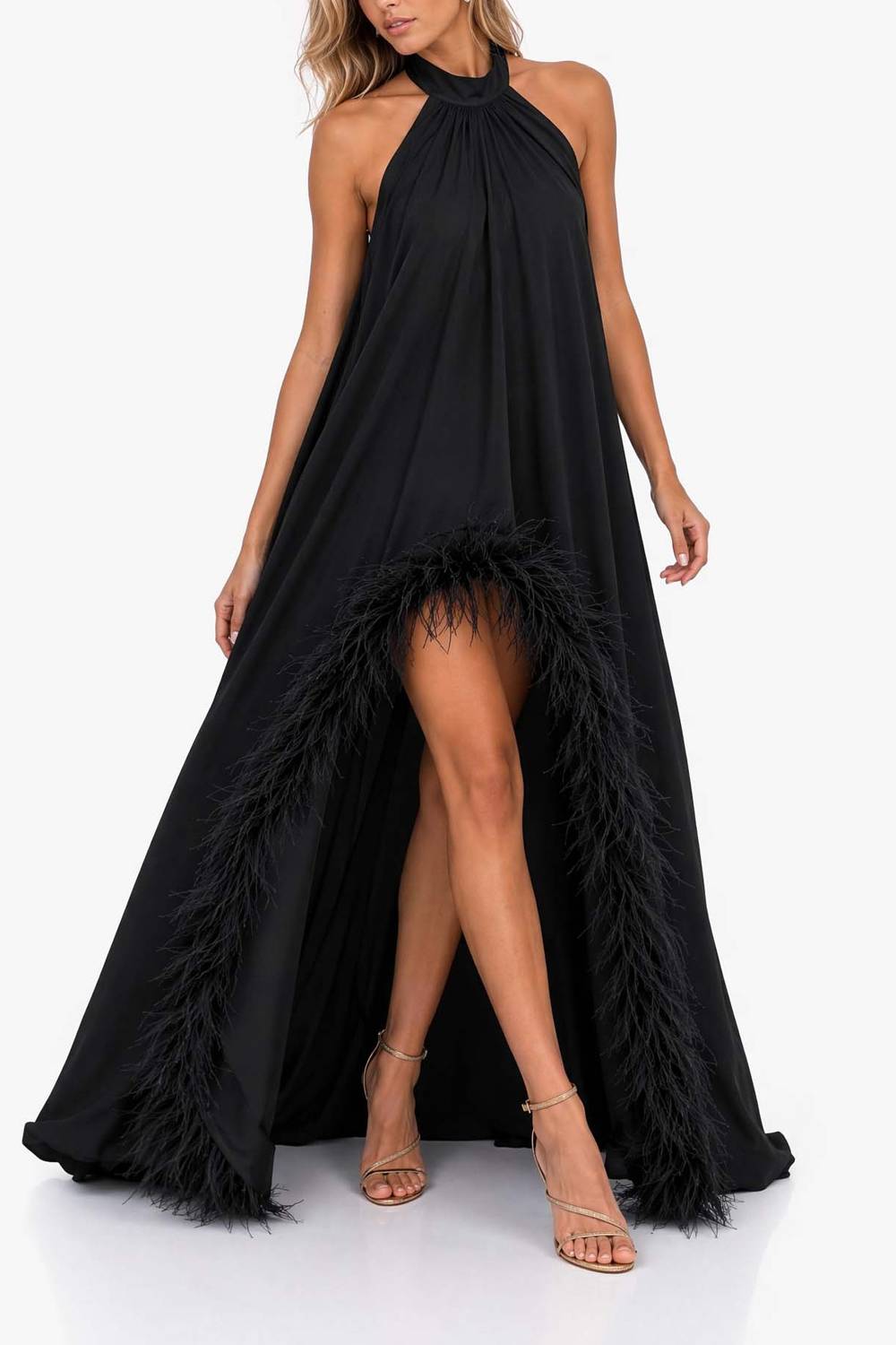 Langes Abendkleid mit Neckholder, Federsaum und hohem Beinschlitz