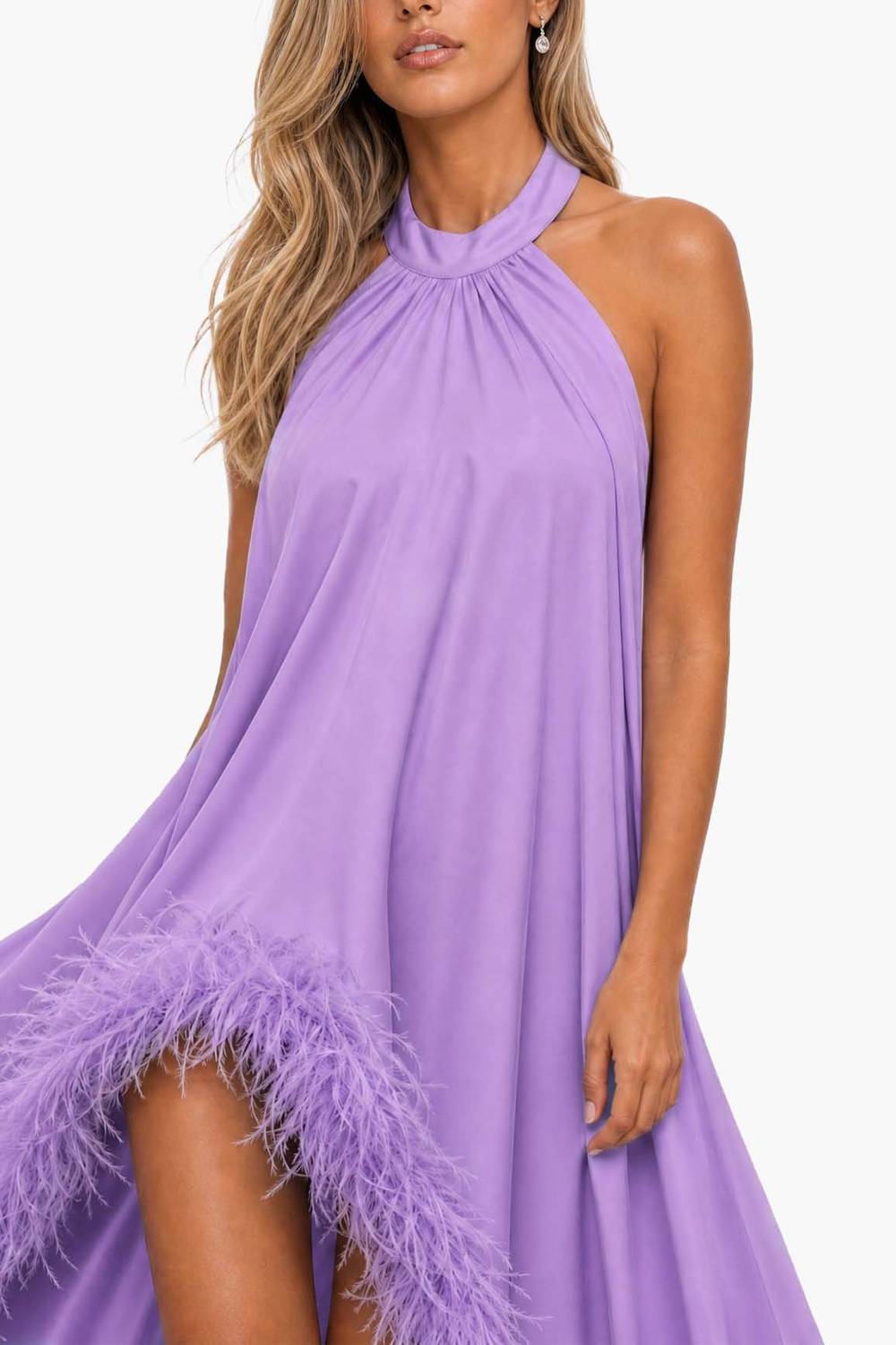 Langes Abendkleid mit Neckholder, Federsaum und hohem Beinschlitz