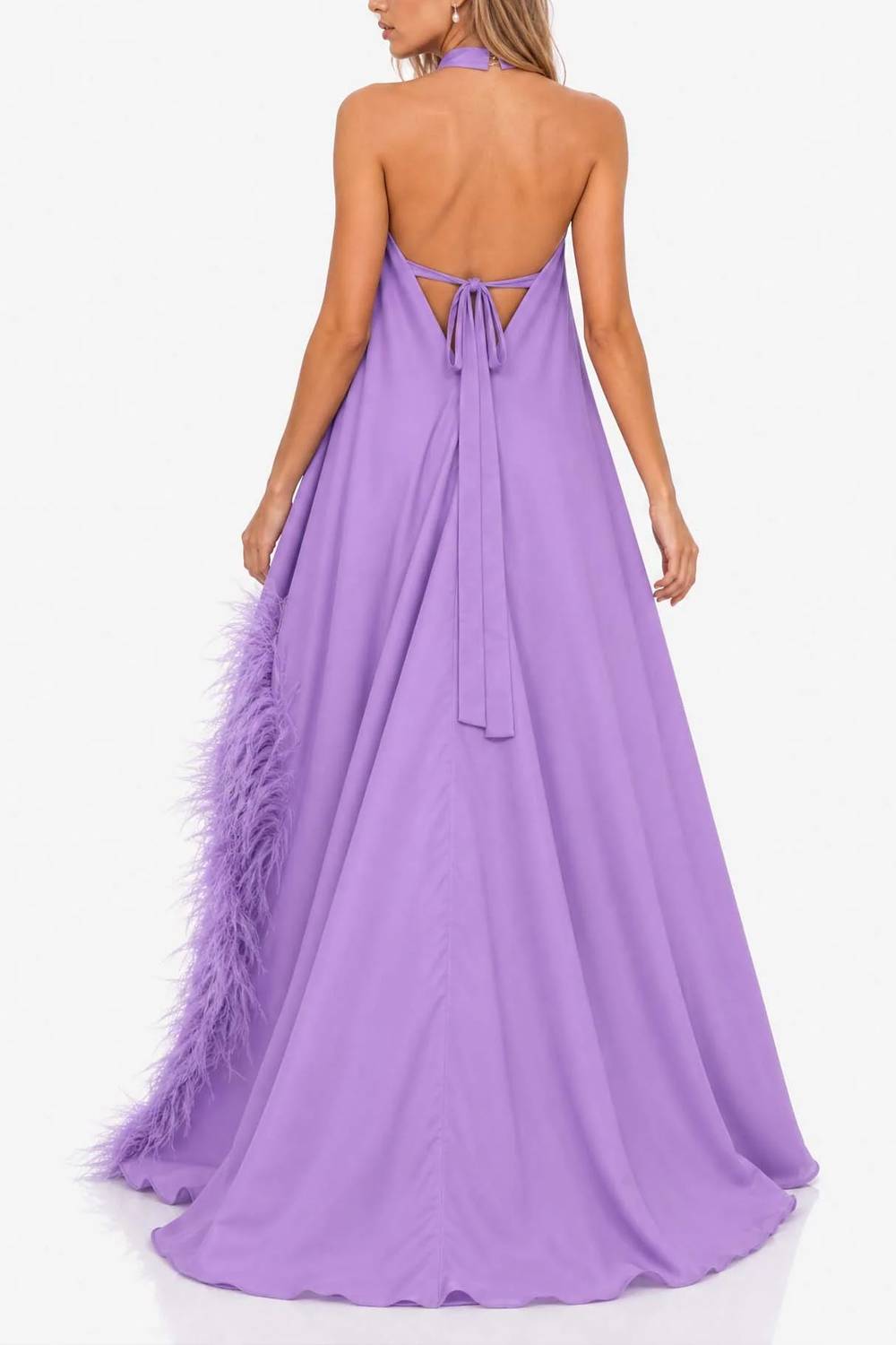 Langes Abendkleid mit Neckholder, Federsaum und hohem Beinschlitz