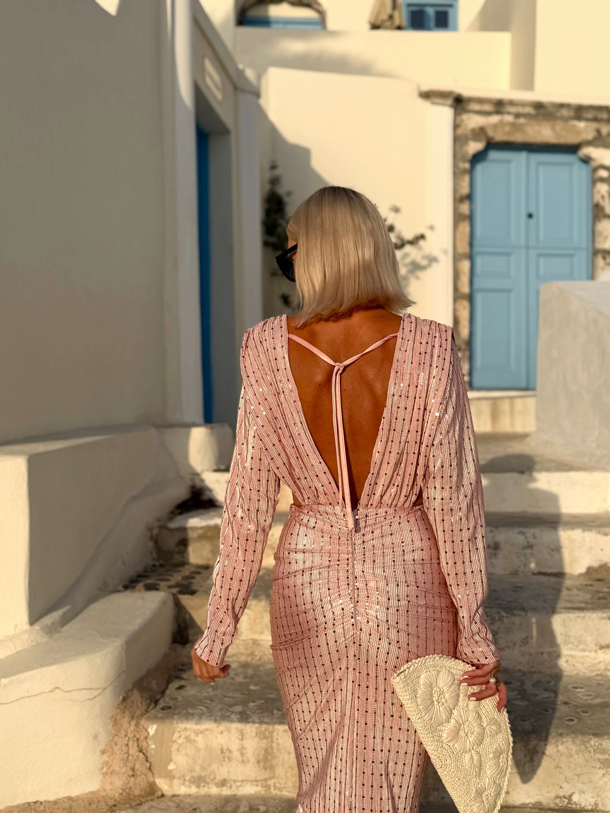 Robe maxi rose à sequins, col en V profond, manches longues et coupe sirène
