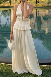 Zweiteiliges Set aus Neckholder-Oberteil mit Cut-outs und Schnürung sowie Überrock - eleganter Sommerurlaub