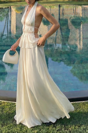 Zweiteiliges Set aus Neckholder-Oberteil mit Cut-outs und Schnürung sowie Überrock - eleganter Sommerurlaub