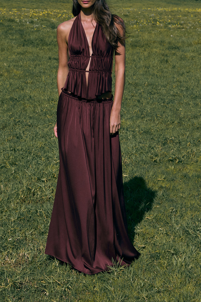 Zweiteiliges Set aus Neckholder-Oberteil mit Cut-outs und Schnürung sowie Überrock - eleganter Sommerurlaub
