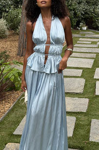 Zweiteiliges Set aus Neckholder-Oberteil mit Cut-outs und Schnürung sowie Überrock - eleganter Sommerurlaub