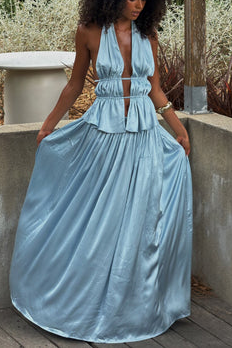 Zweiteiliges Set aus Neckholder-Oberteil mit Cut-outs und Schnürung sowie Überrock - eleganter Sommerurlaub