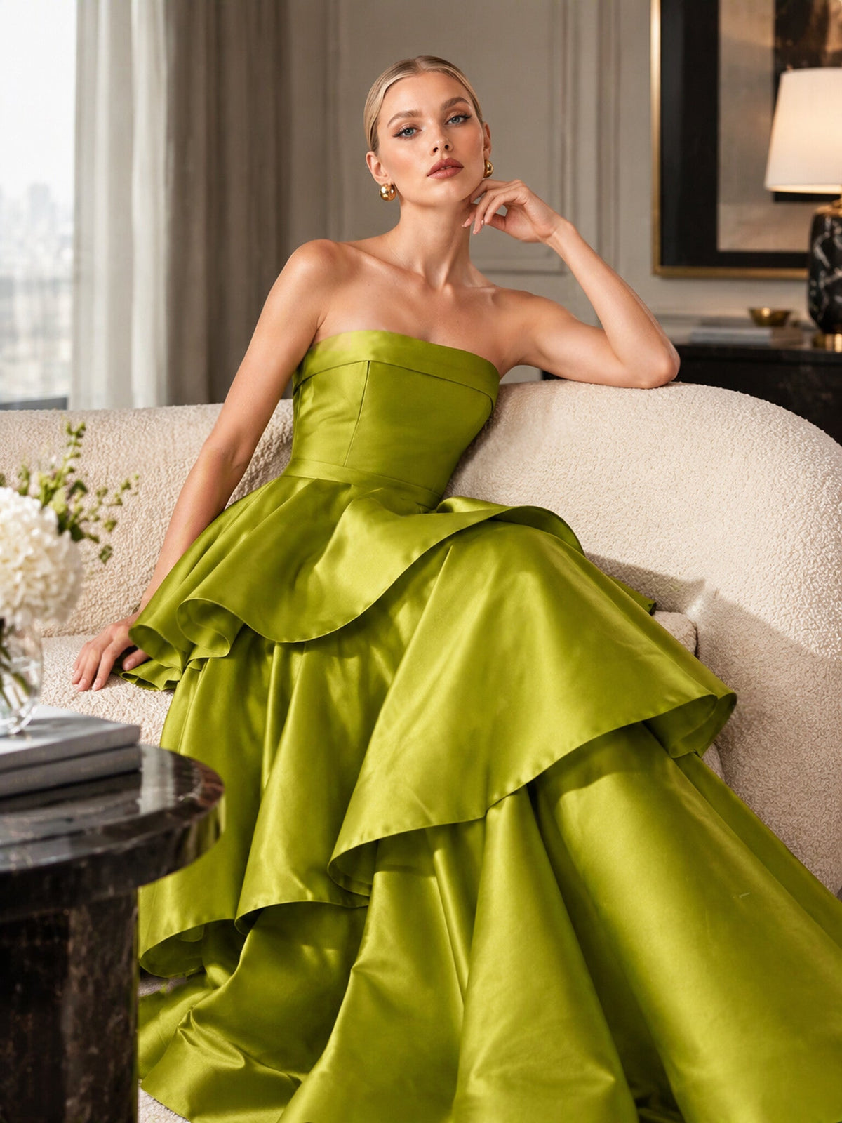 Vestido largo de satén escalonado sin tirantes para noche