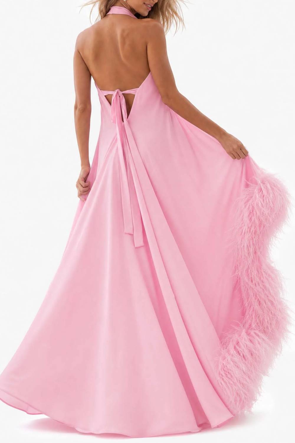 Langes Abendkleid mit Neckholder, Federsaum und hohem Beinschlitz