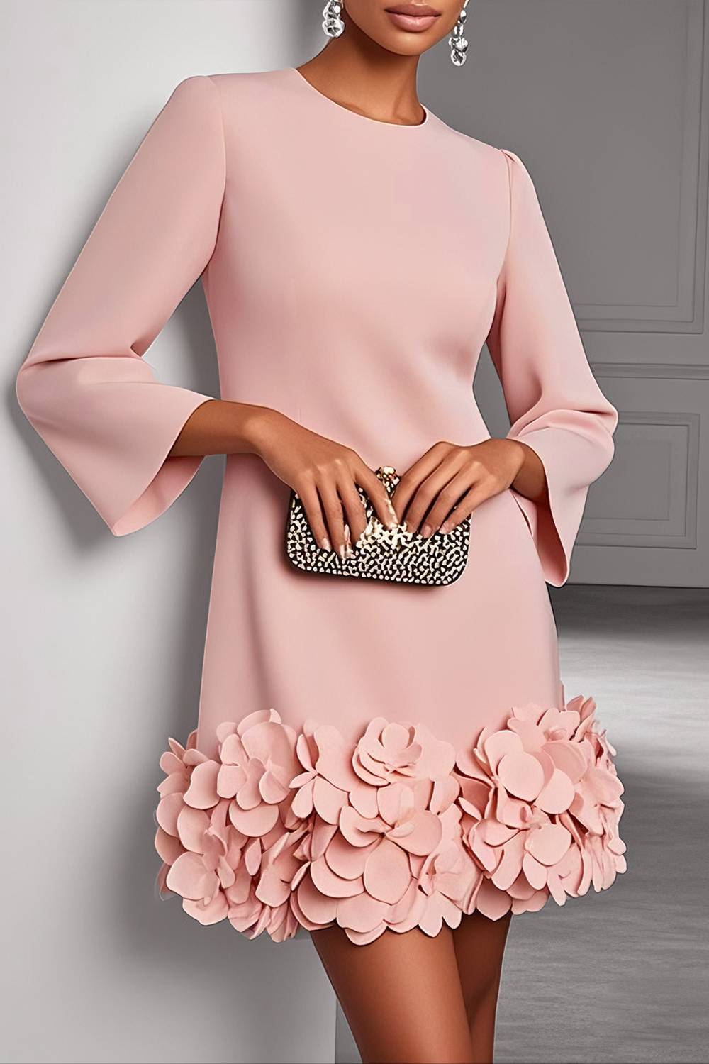 فستان قصير بحافة مزينة بالزهور وأكمام واسعة ورقبة مستديرة