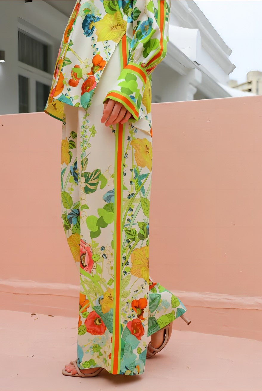 Ensemble deux pièces avec chemise satinée à imprimé floral vif et pantalon à jambes larges