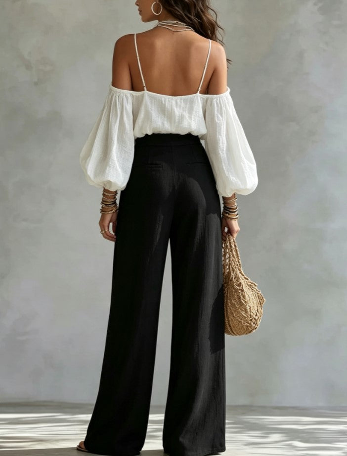 Ensemble deux pièces composé d’un haut à épaules dénudées et manches bouffantes, col en V, et d’un pantalon large taille haute