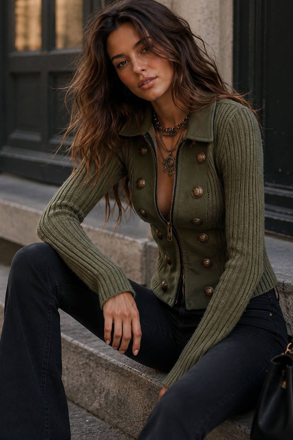 Veste ajustée à col et fermeture éclair sur le devant, avec boutons militaires décoratifs