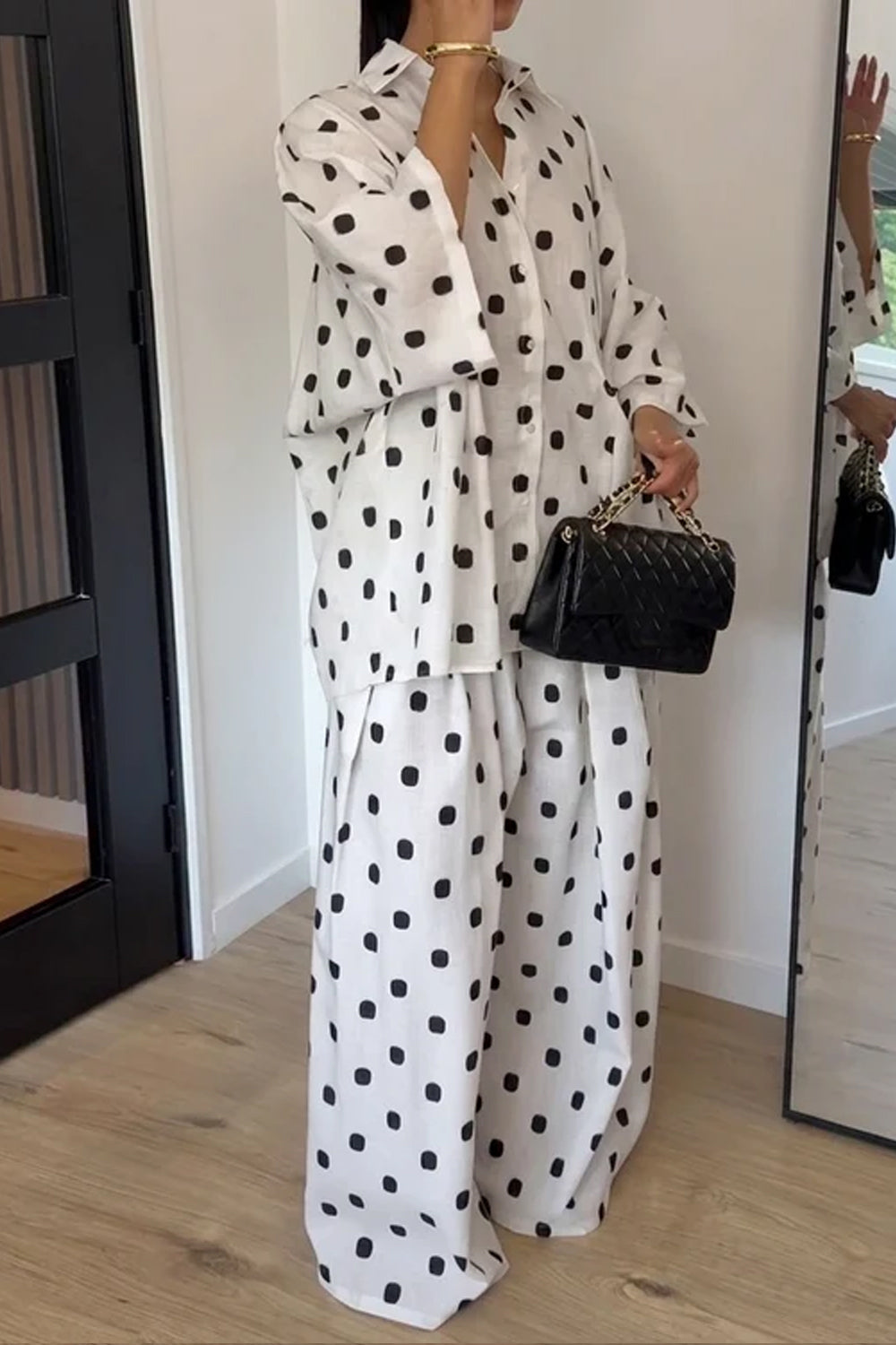 Zweiteiliges Set aus lockerem Polka-Dot-Shirt und Hose mit weitem Bein