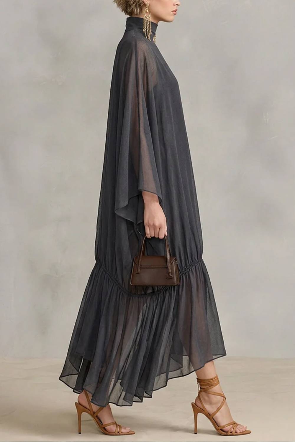 Robe maxi fluide à col roulé, style cape, avec ourlet volanté