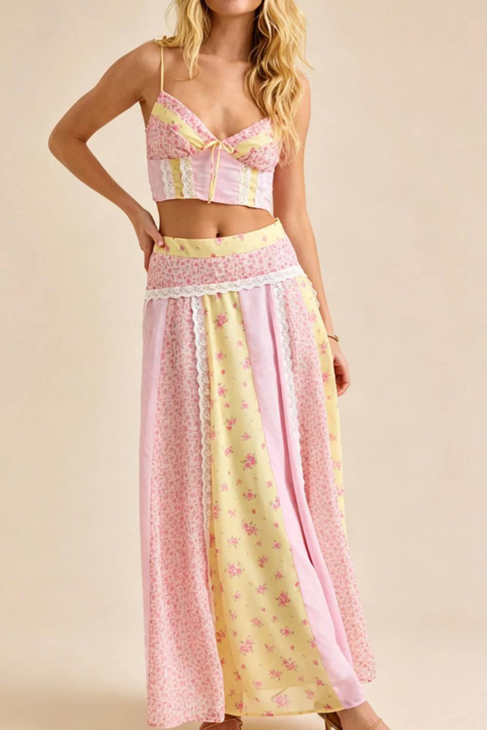 Ensemble top à bretelles et jupe en dentelle florale de style champêtre, idéal pour les vacances