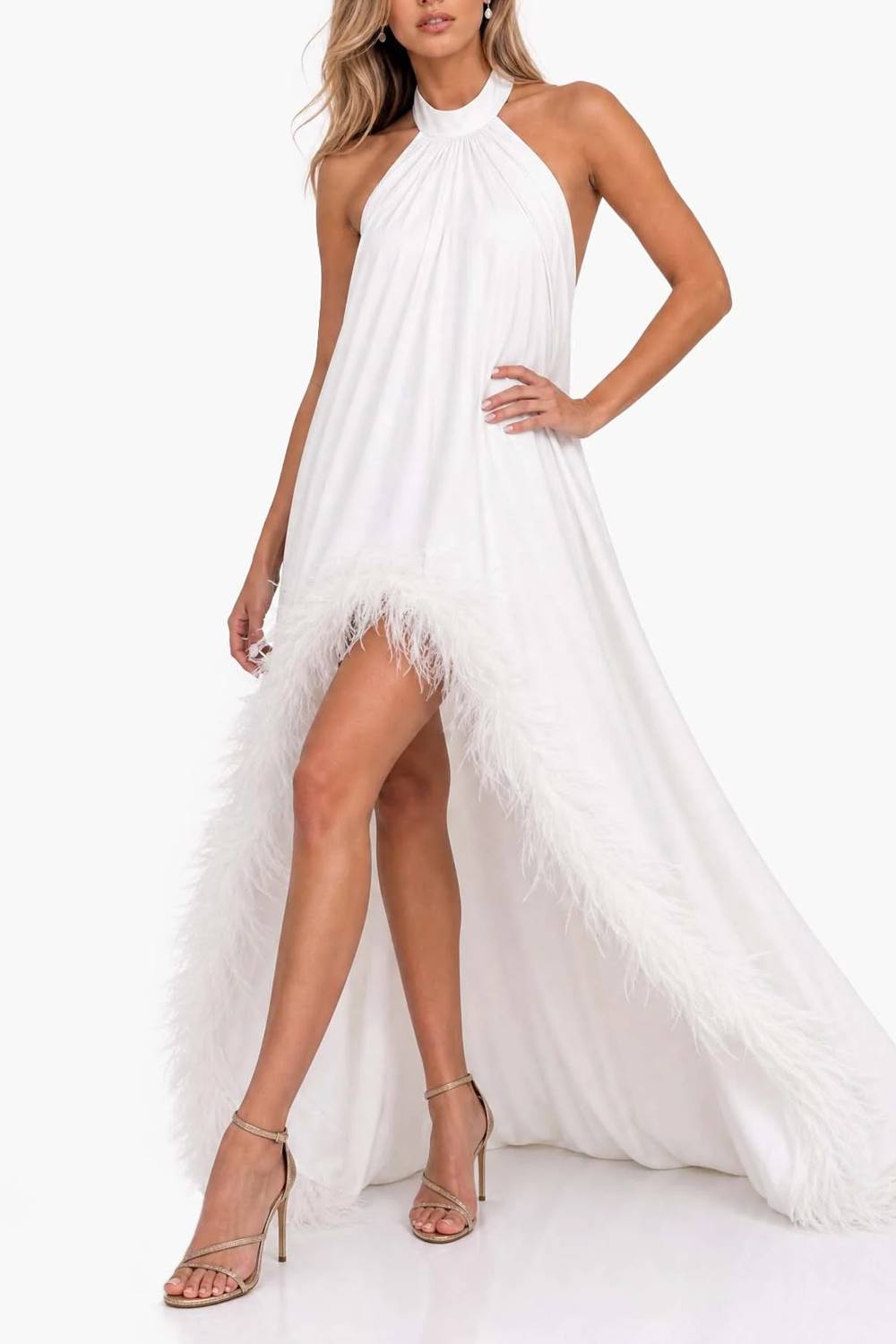 Langes Abendkleid mit Neckholder, Federsaum und hohem Beinschlitz