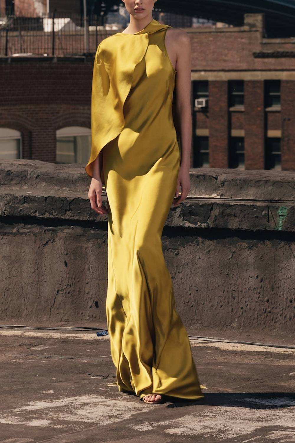Robe de soirée maxi en satin à manches cape et coupe sirène