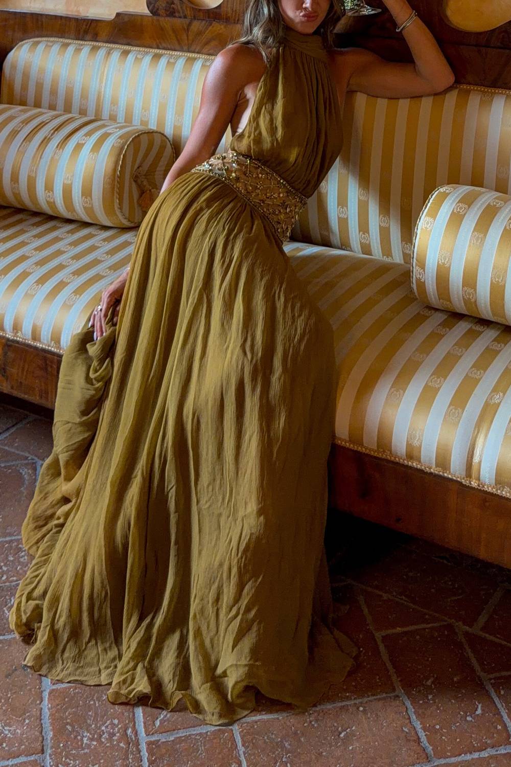 Neckholder-Abendkleid mit hohem Ausschnitt, Perlenverzierung, Mesh-Taillenpartie und hohem Schlitz