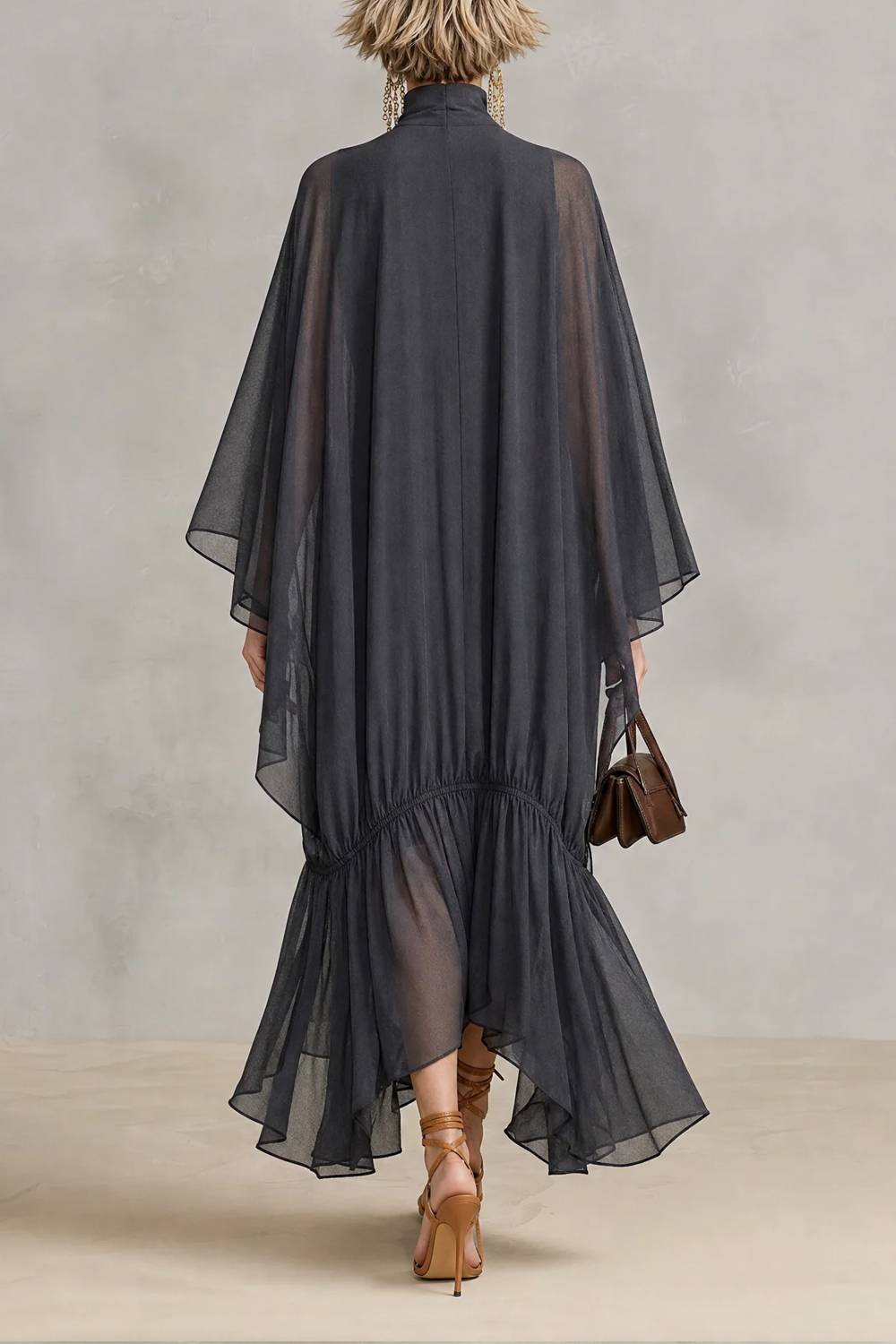 Robe maxi fluide à col roulé, style cape, avec ourlet volanté