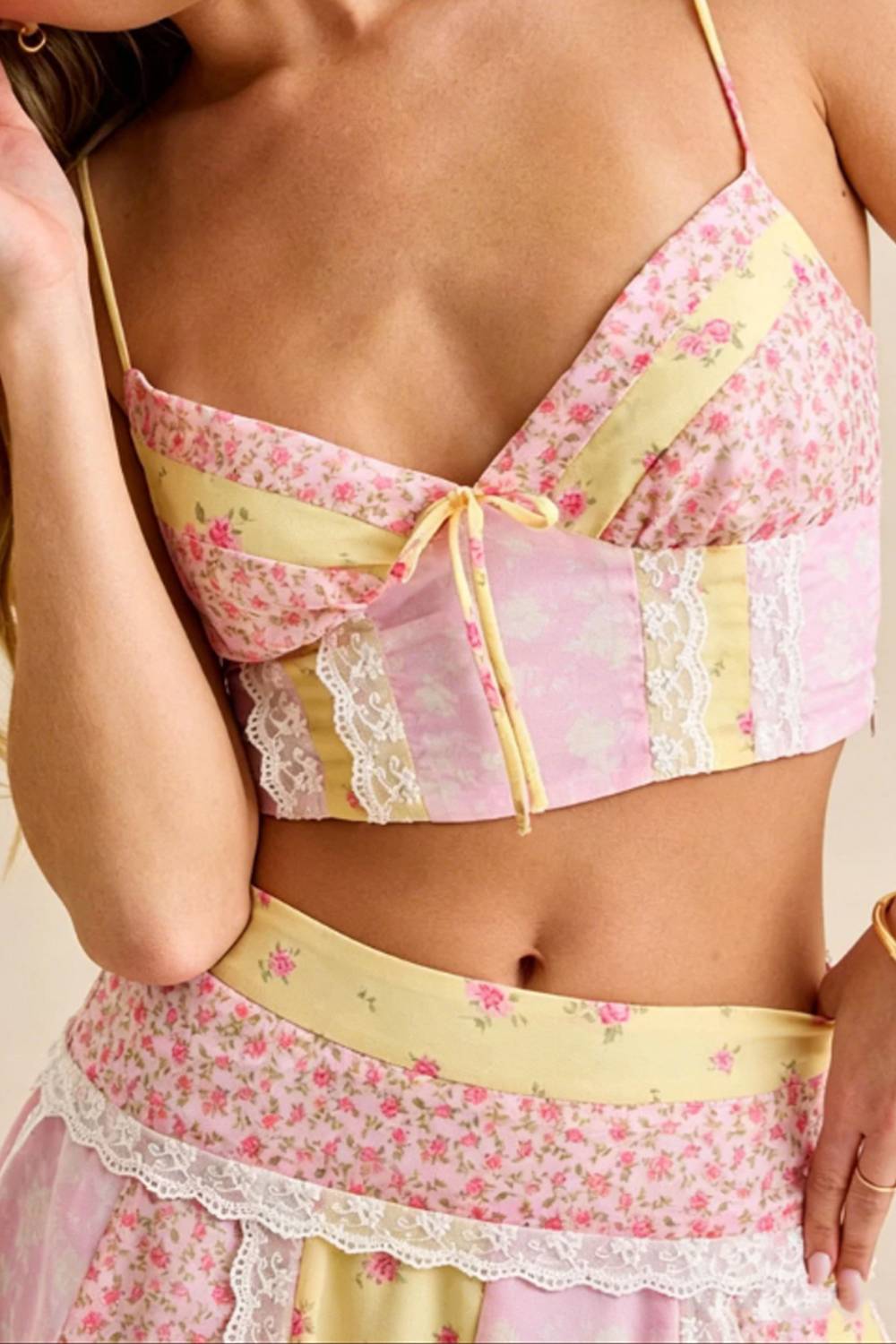 Ensemble top à bretelles et jupe en dentelle florale de style champêtre, idéal pour les vacances