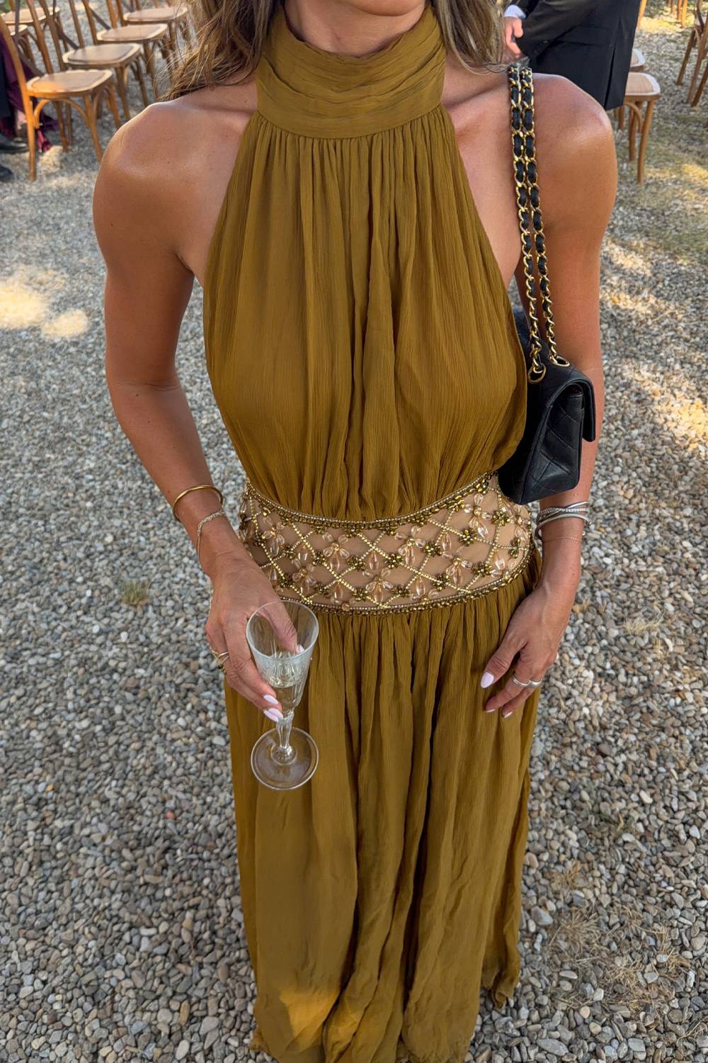 Neckholder-Abendkleid mit hohem Ausschnitt, Perlenverzierung, Mesh-Taillenpartie und hohem Schlitz