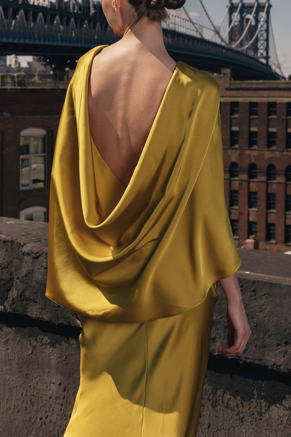 Robe de soirée maxi en satin à manches cape et coupe sirène