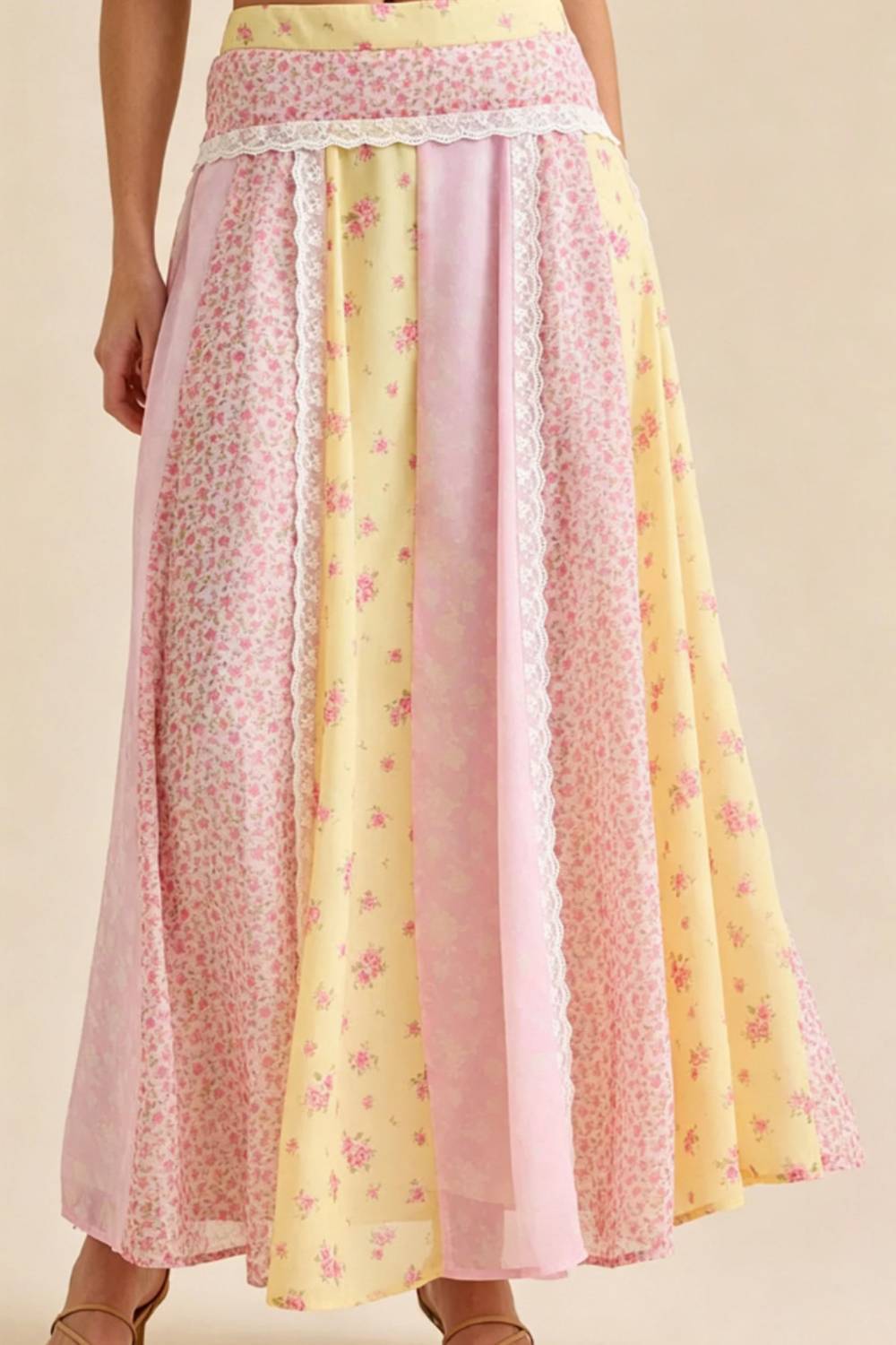 Ensemble top à bretelles et jupe en dentelle florale de style champêtre, idéal pour les vacances