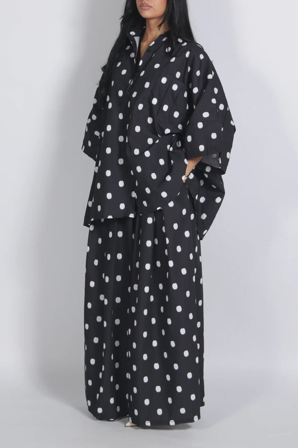 Zweiteiliges Set aus lockerem Polka-Dot-Shirt und Hose mit weitem Bein