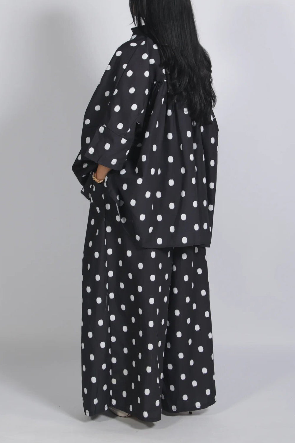 Zweiteiliges Set aus lockerem Polka-Dot-Shirt und Hose mit weitem Bein