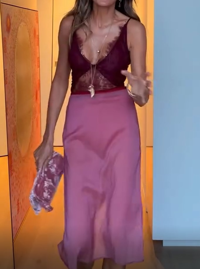 Robe midi en dentelle bordeaux transparente à col en V et empiècements en satin rose poudré