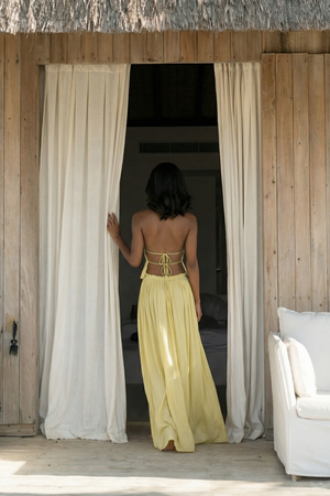 Zweiteiliges Set aus Neckholder-Oberteil mit Cut-outs und Schnürung sowie Überrock - eleganter Sommerurlaub
