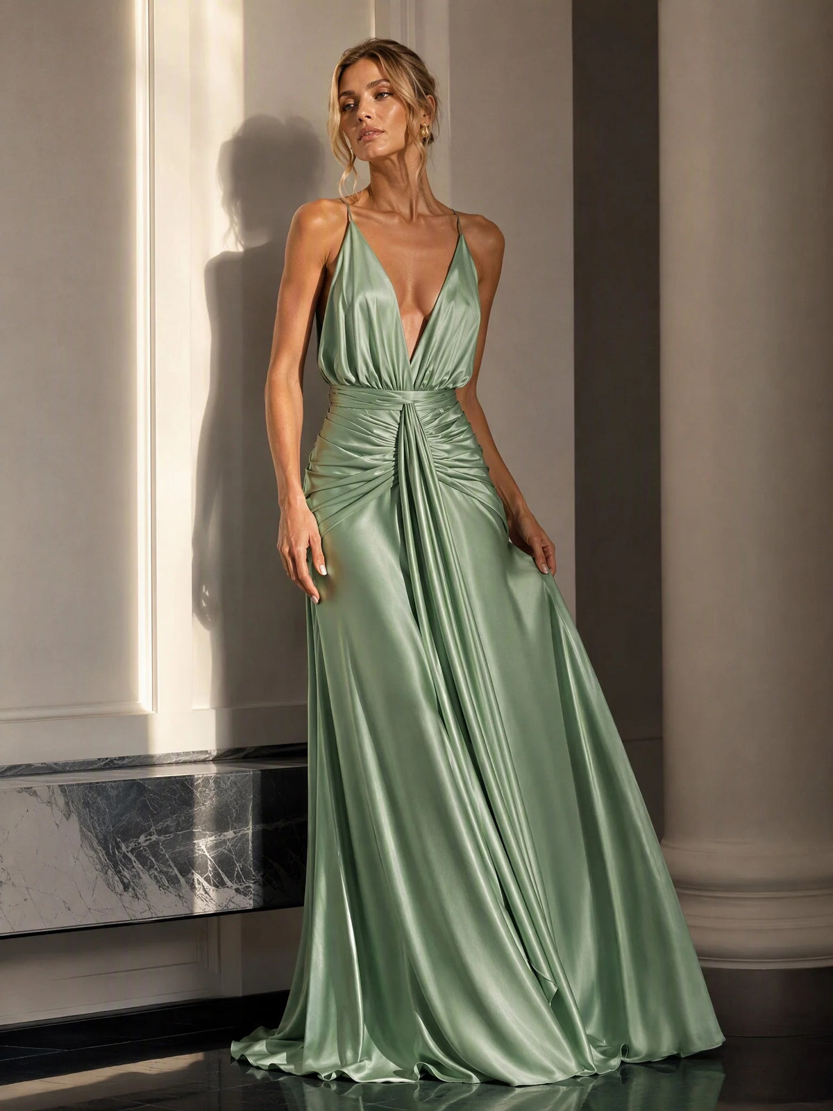 Robe longue de cérémonie vert sauge en satin, avec col V plongeant et fronces